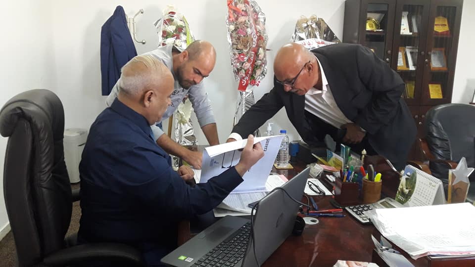 رئيس سلطة المياه وجودة البيئة يجتمع مع مالك المطعم العائم على شاطئ بحر غزة