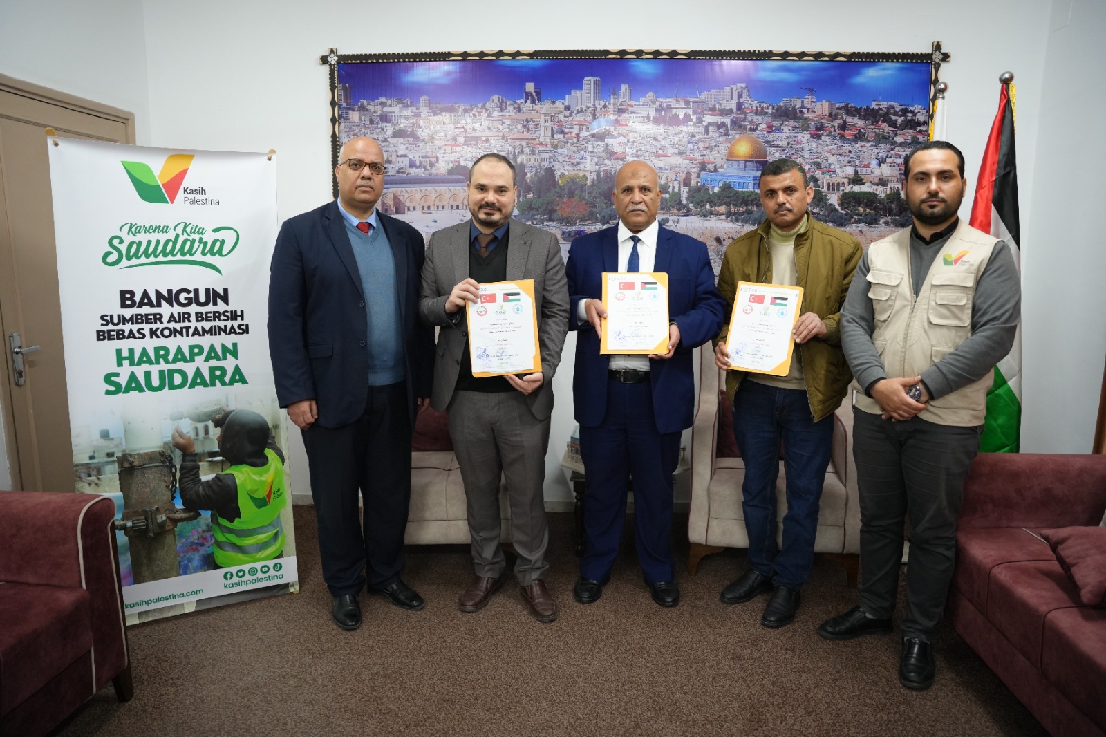 سلطة المياه وجودة البيئة توقّع اتفاقية لصالح تنفيذ مشروع حفر بئر مياه في منطقة التل الاخضر لصالح بلدية البريج.