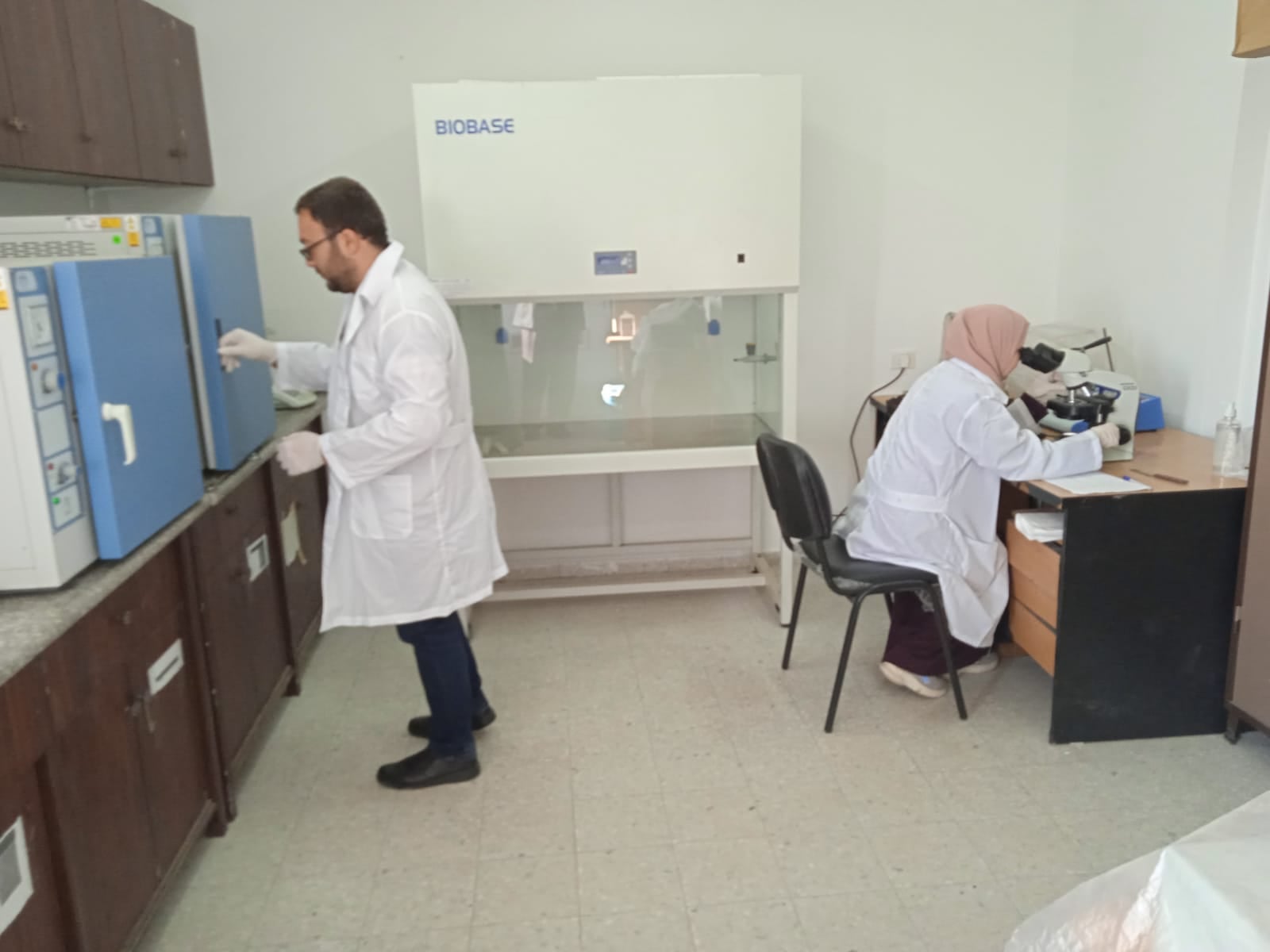 سلطة المياه وجودة البيئة تقوم بجمع عينات مياه عادمة من المنطقة الصناعية كارني لصالح هيئة المدن الصناعية