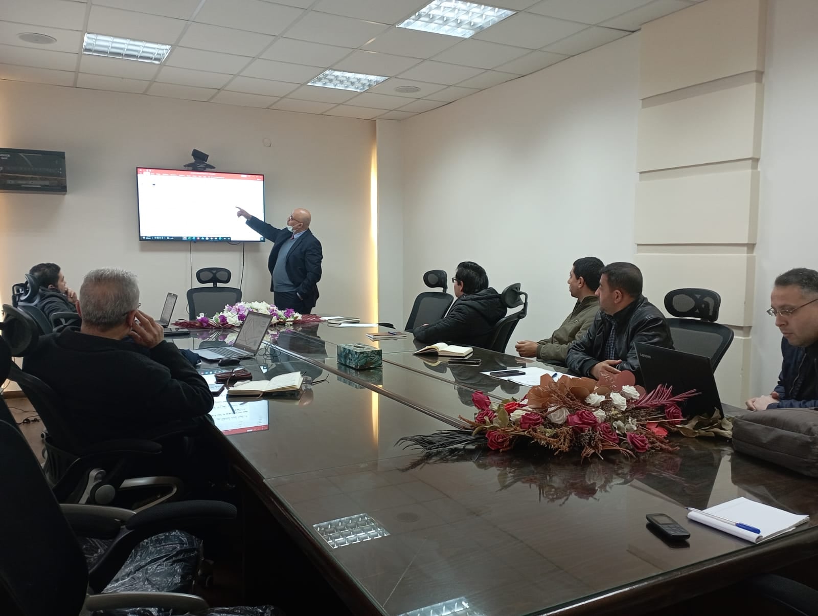 في مقر سلطة المياه وجودة البيئة اجتماع فني لمقترح انشاء حوض لتجميع وحقن مياه الامطار شمال شرق مدينة غزة